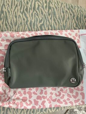 Lululemon belt bag 2L